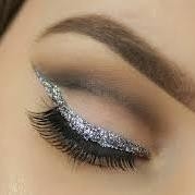 Glitter Eyeliner für das festliche Schimmer-Make-up – silber